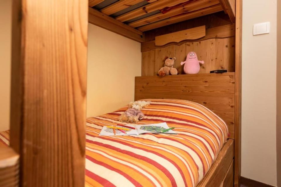 Bed, bunk bed