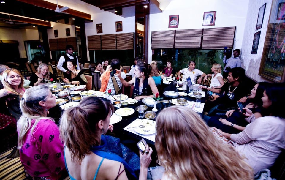 Staff, Restaurant/places to eat, Dining area, Food, group of guests, group of guests