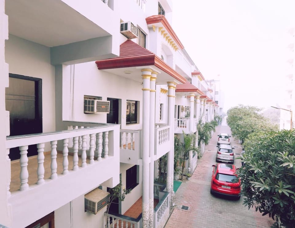 Property building, Facade/entrance, Bird's eye view, View (from property/room), Balcony/Terrace, Decorative detail, Seating area