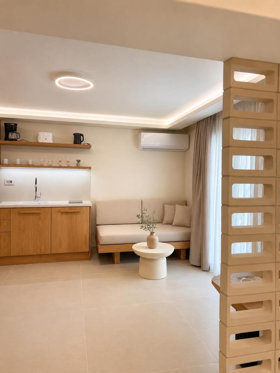 Kitchen or kitchenette, Living room, Seating area, Dining area