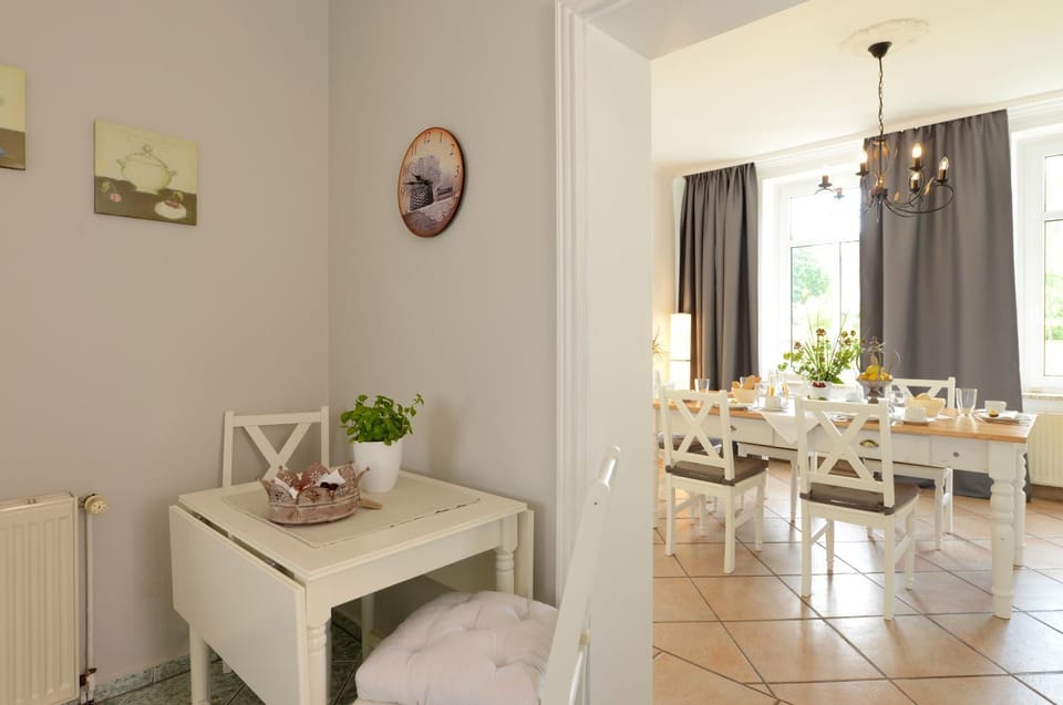 Photo of the whole room, Dining area, kitchen