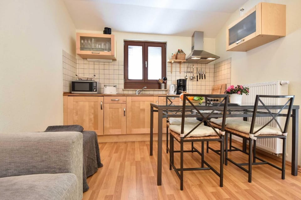 Kitchen or kitchenette, Dining area, minibar, stove