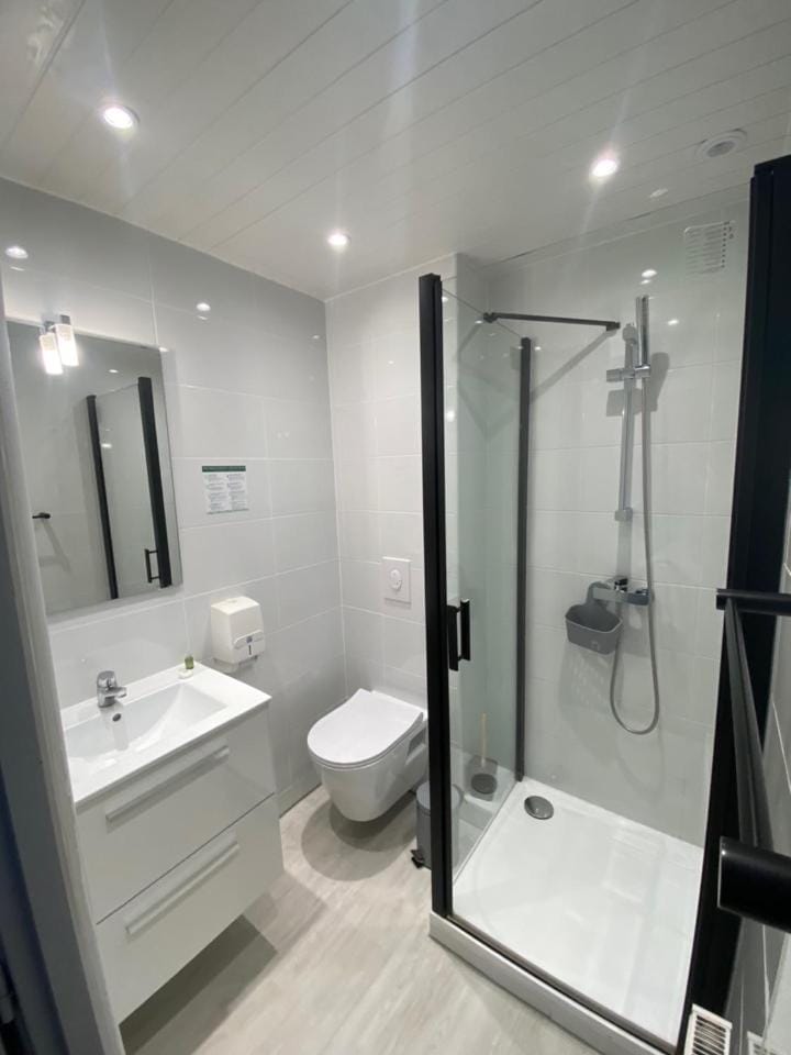 Shower, Toilet