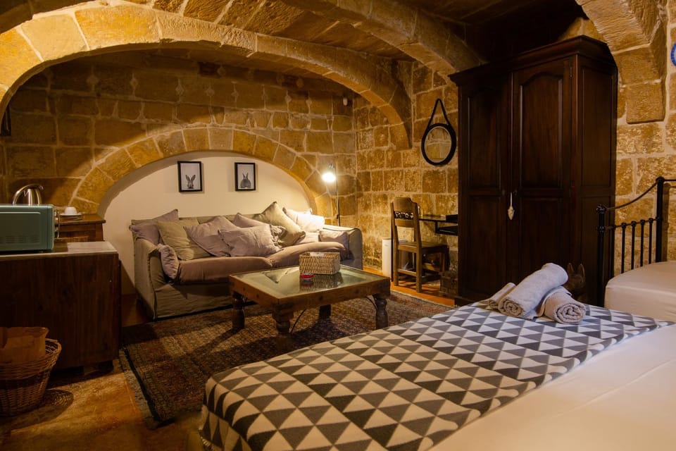 Bed, Photo of the whole room, Seating area