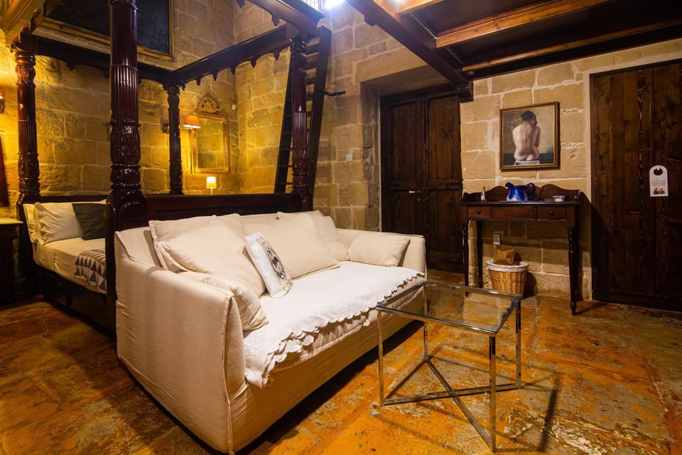 Bed, Seating area, Bedroom