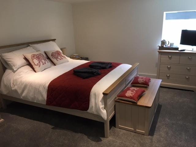 Bed, TV and multimedia, Bedroom, hair dresser