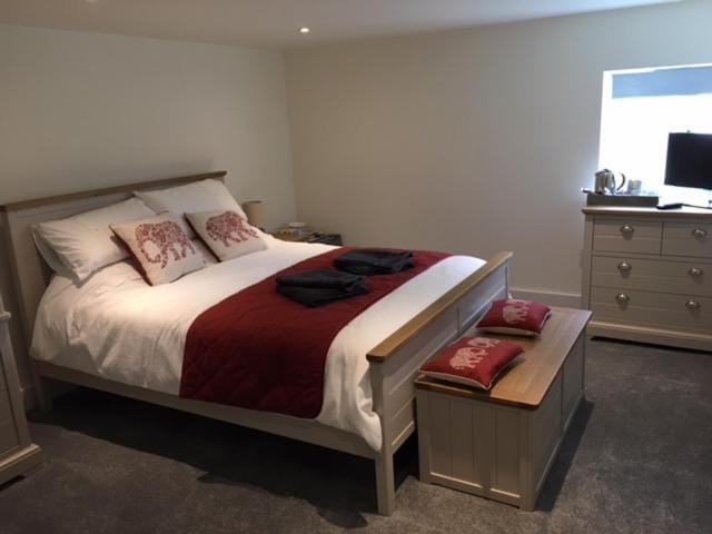 Bed, TV and multimedia, Bedroom, hair dresser