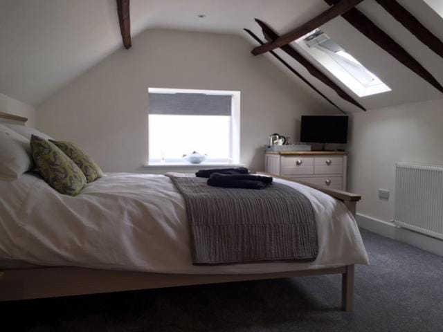 Bed, TV and multimedia, Bedroom