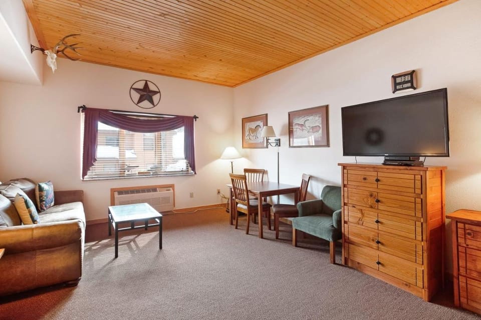 Studio Colorado Vacation Rental Located Near River Run Village With Hot Tub And Pool Access House in Keystone