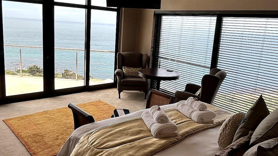 Bed, View (from property/room), Photo of the whole room, Seating area, Bedroom, Sea view