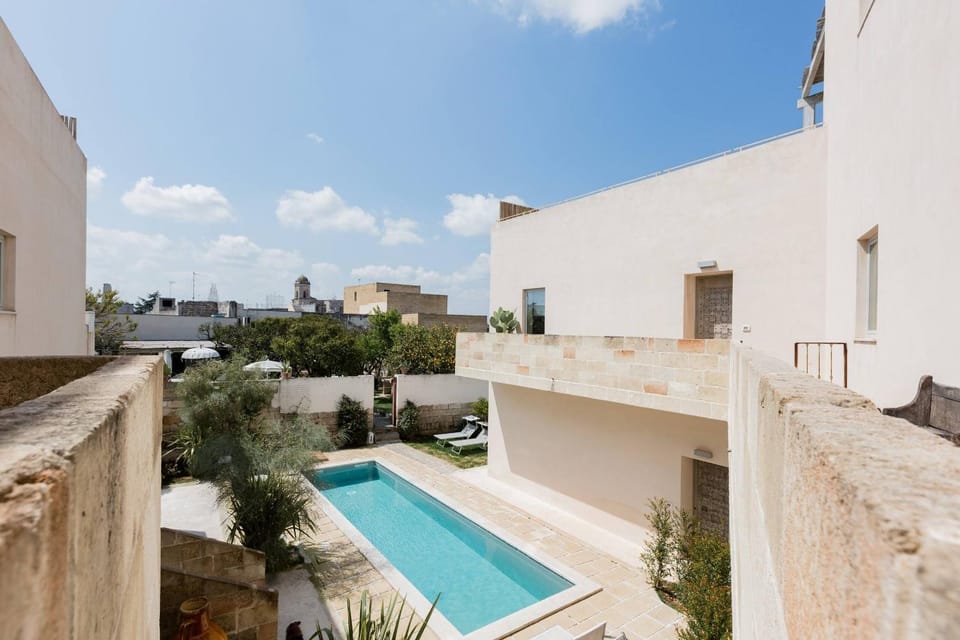Property building, Day, Pool view, Swimming pool, sunbed