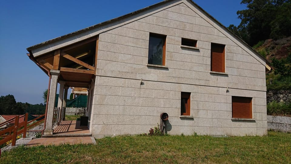Casa Baixo O Castelo House in Galicia