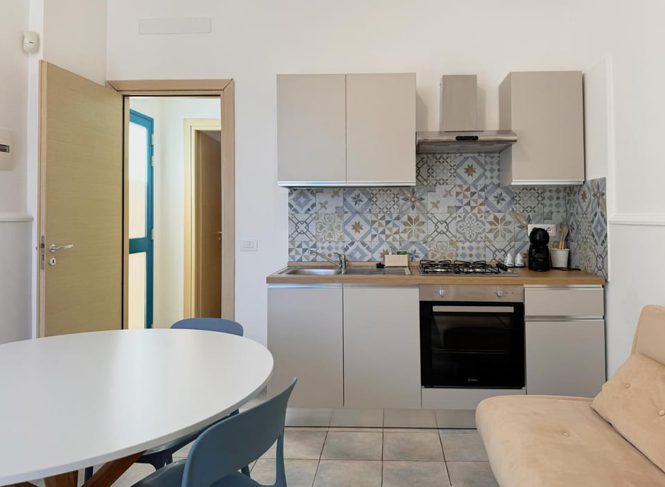 Coffee/tea facilities, Kitchen or kitchenette, Dining area, stove