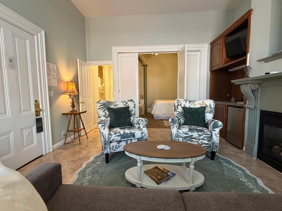 TV and multimedia, Living room, Seating area, flat iron