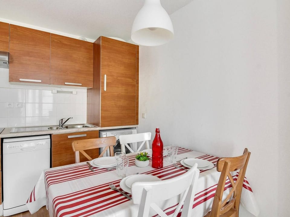 Charmant T2 en Centre-Ville pour 6 pers., Parking, Proche Commodités et Stations de Ski - FR-1-402-75 Apartment in Luz-Saint-Sauveur