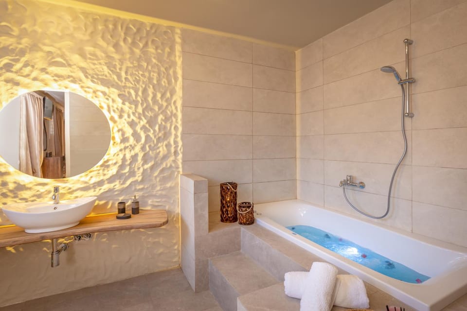 Shower, Toilet, Hot Tub, Bathroom