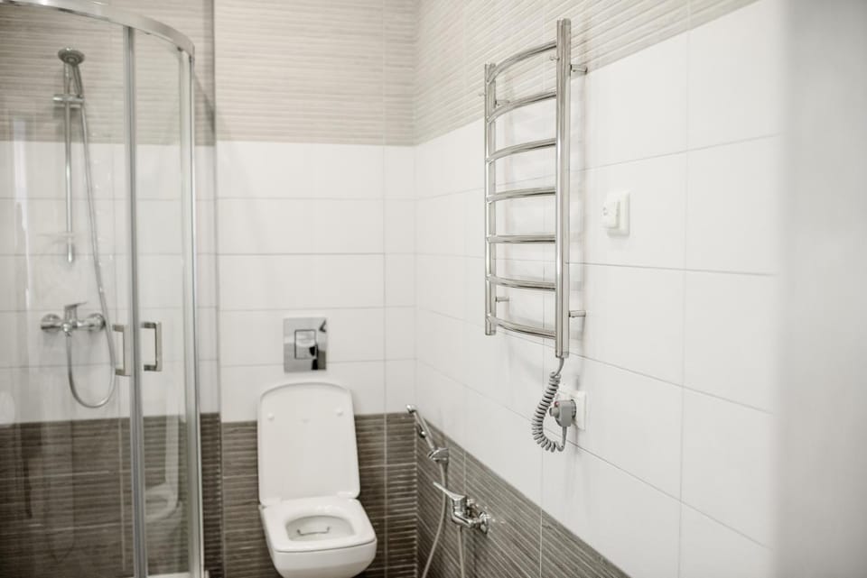 Shower, Toilet