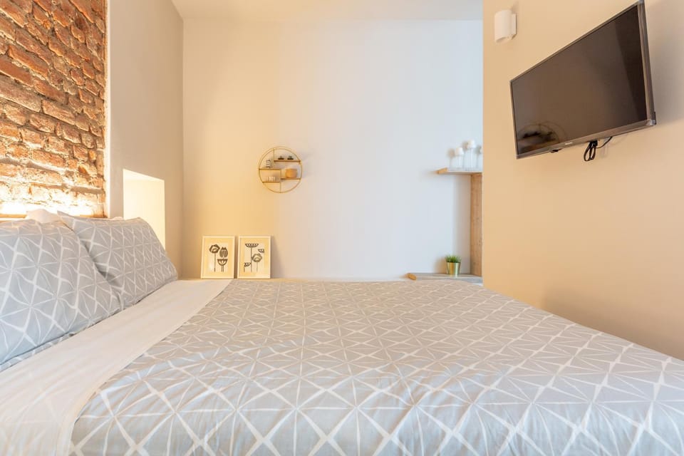 Bed, TV and multimedia, Photo of the whole room, Bedroom