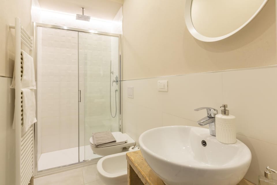 Shower, Toilet, Bathroom, towels