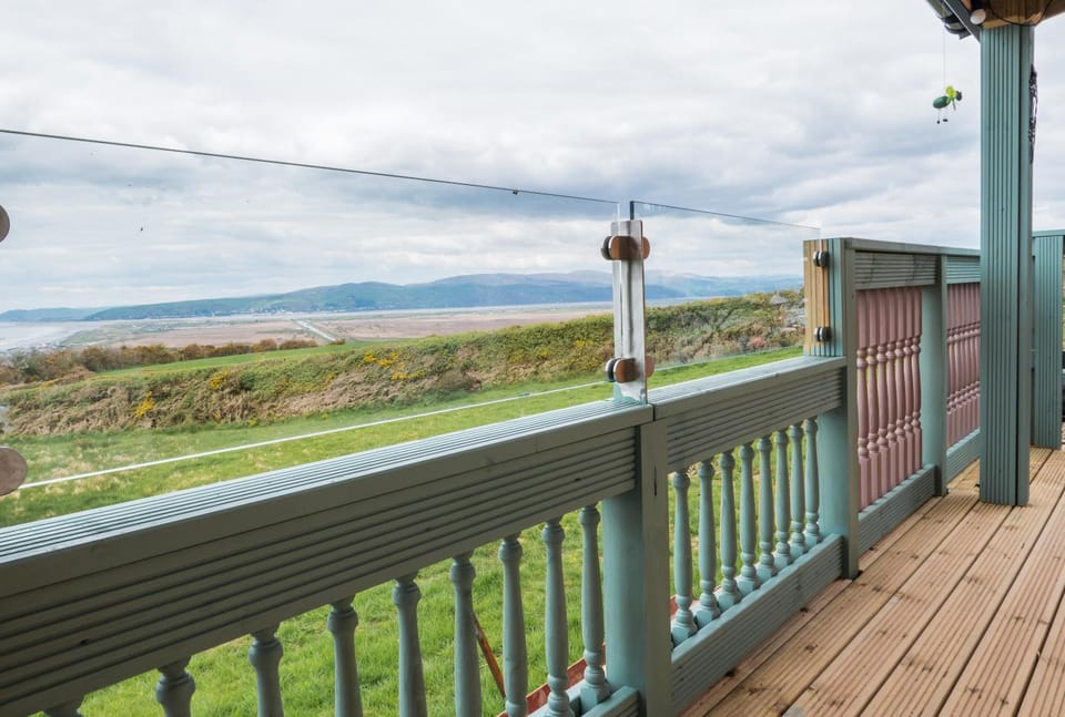 Enlli Fach cabin sleep's 2 adults and 2 children 2 dogs welcome not suitable for contract workers due to parking height restrictions Cabin in Wales
