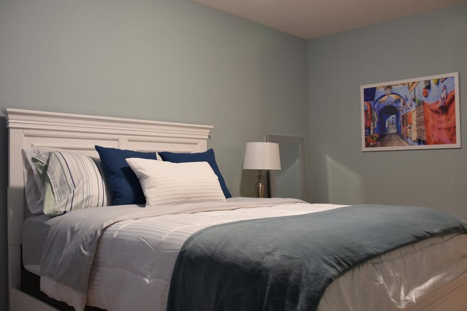 Photo of the whole room, Bedroom