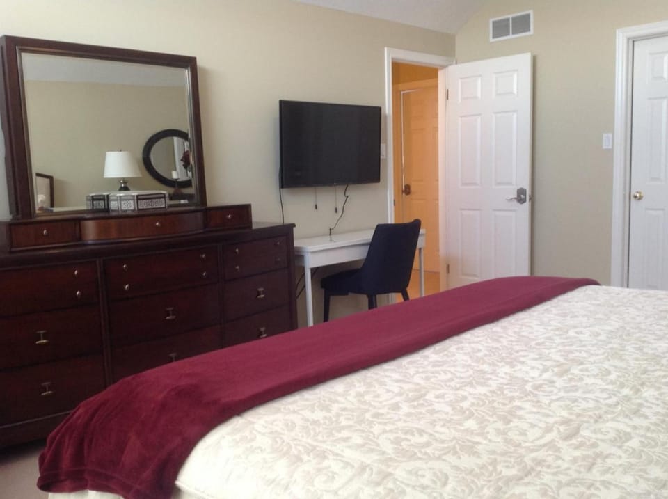 Photo of the whole room, Bedroom