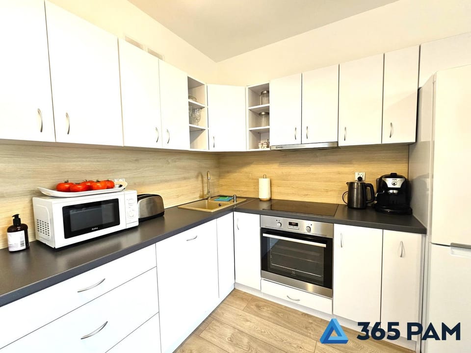 Coffee/tea facilities, Kitchen or kitchenette, dishwasher, oven, stove