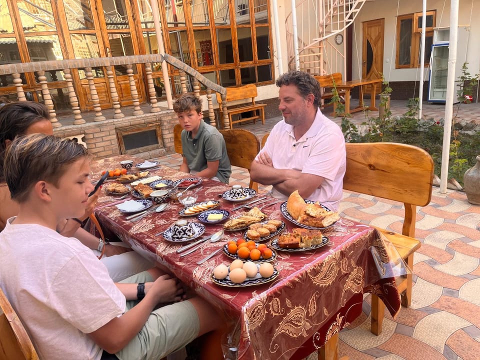 Food and drinks, Guests, Breakfast