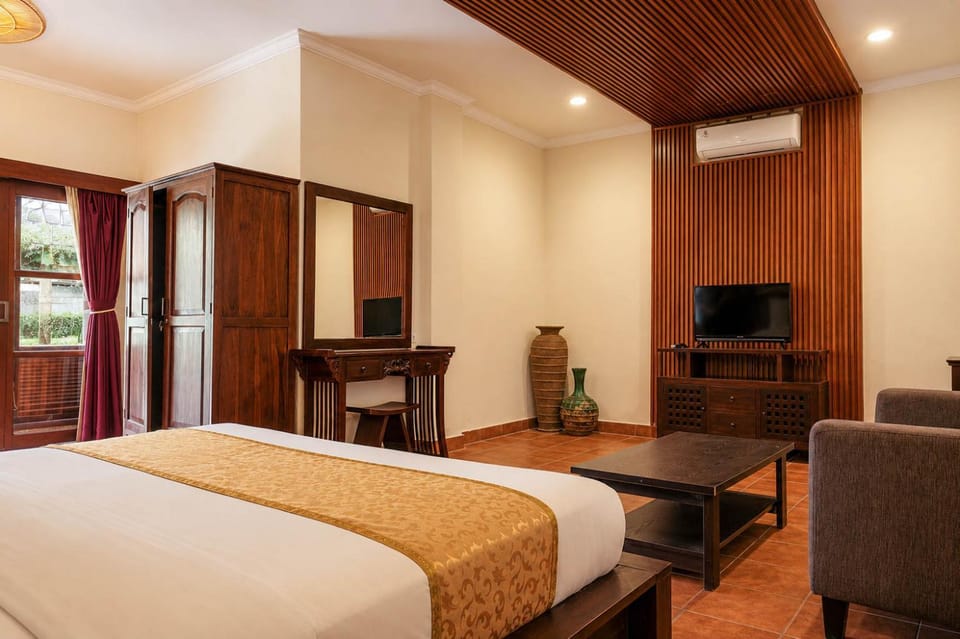 Bed, TV and multimedia, Living room, Photo of the whole room, Seating area, Bedroom, minibar, safe, wardrobe, air conditioner