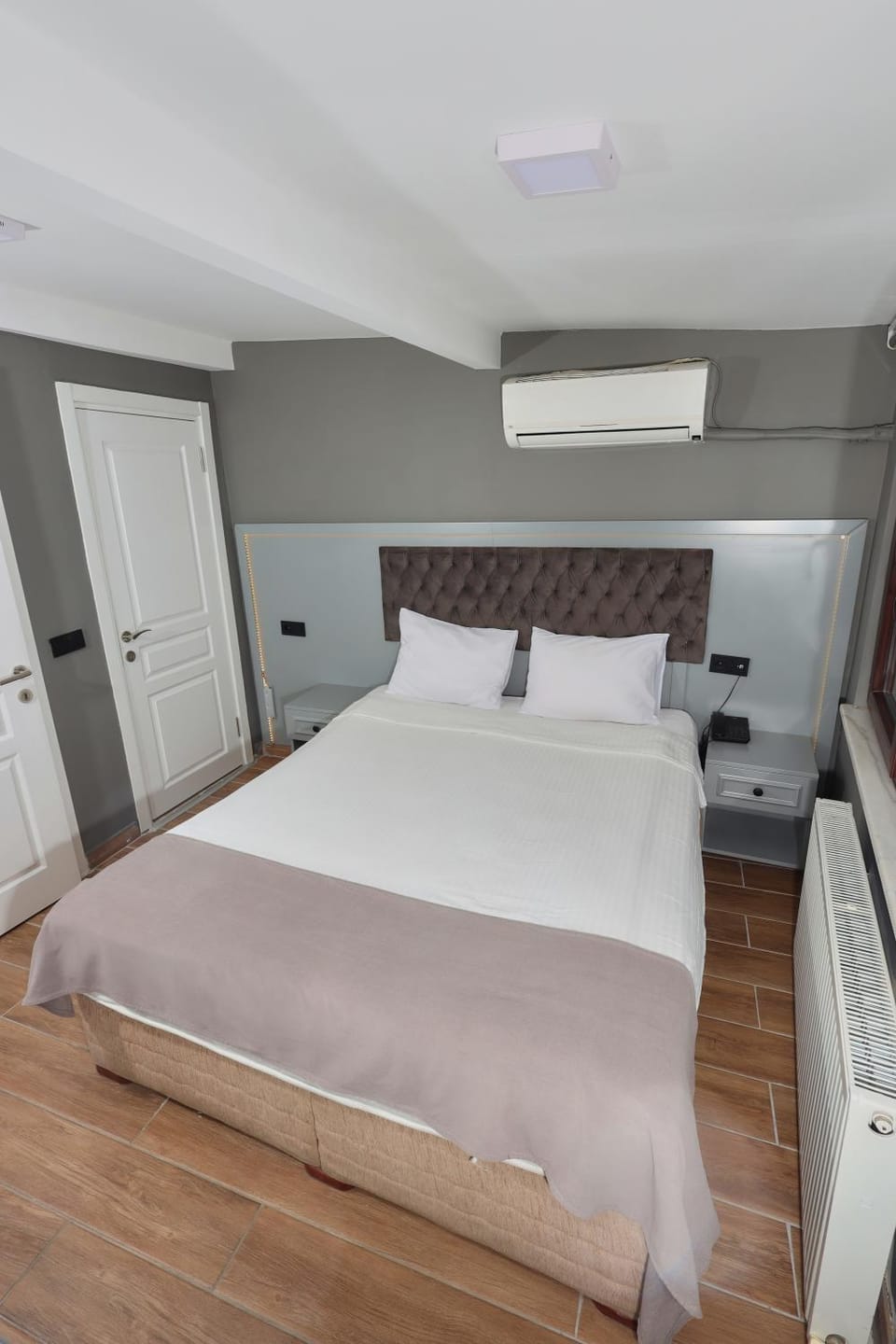 Bed, Photo of the whole room, Bedroom, air conditioner