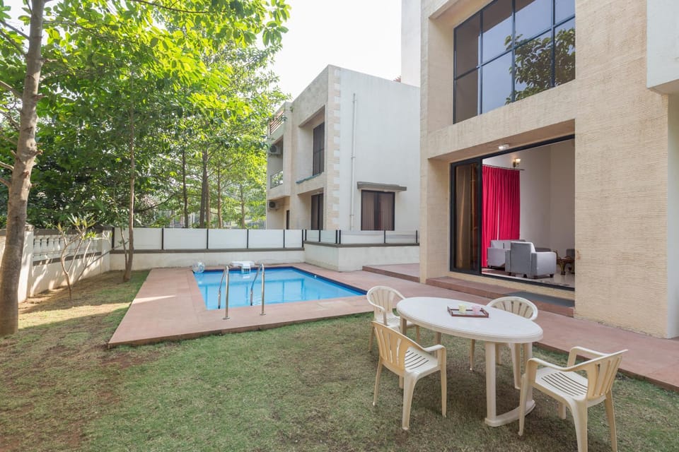 Garden, Seating area, Swimming pool