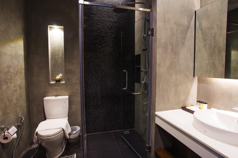 Shower, Toilet, towels