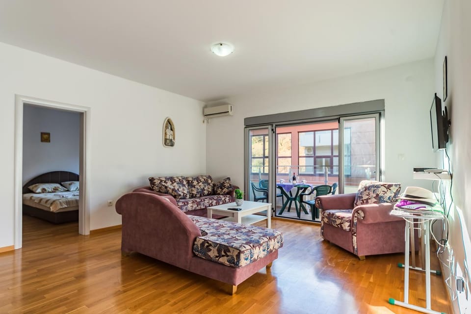 Balcony/Terrace, Living room, Quiet street view