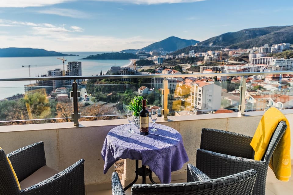 Balcony/Terrace, City view, Landmark view, Mountain view, Sea view