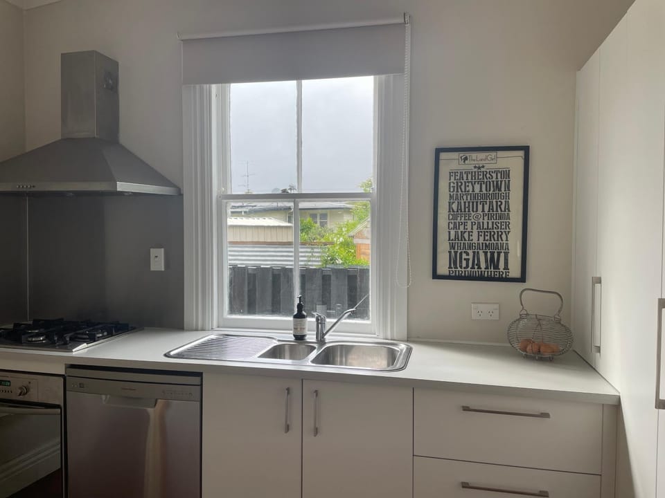 Kitchen or kitchenette, dishwasher, stove