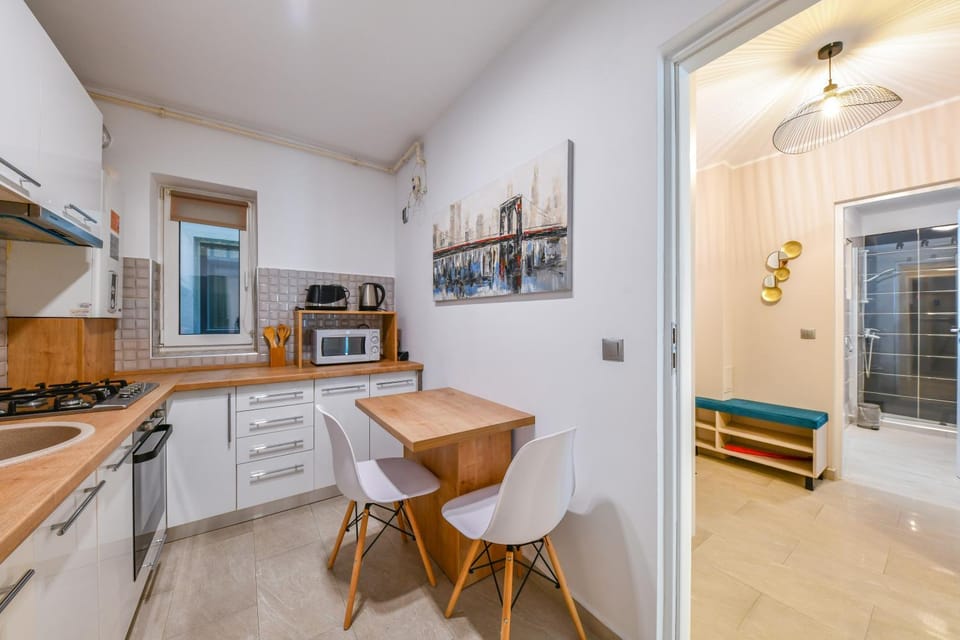 Kitchen or kitchenette, minibar, toaster