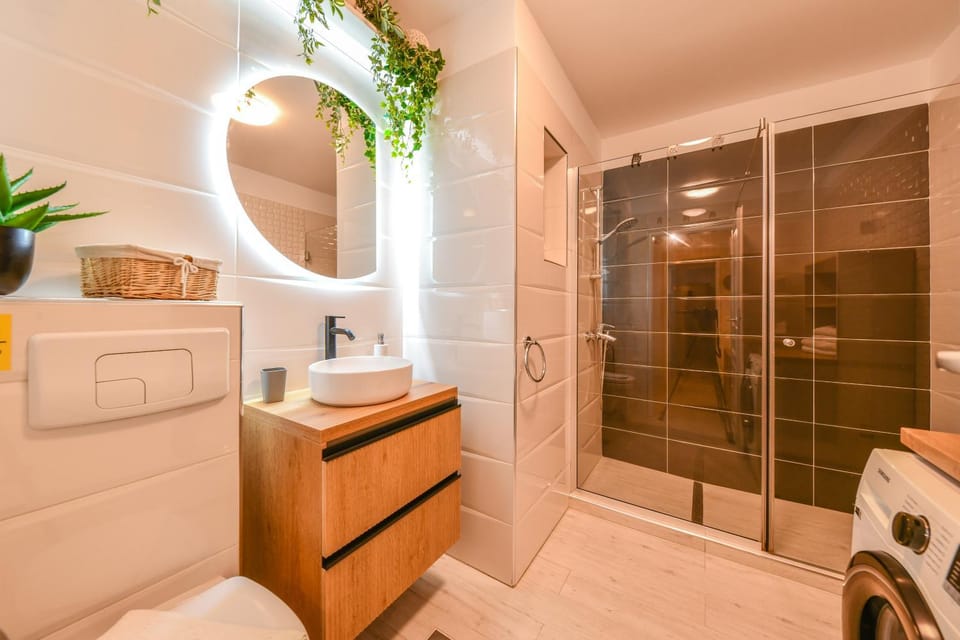 Toilet, Bathroom, towels, washing machine