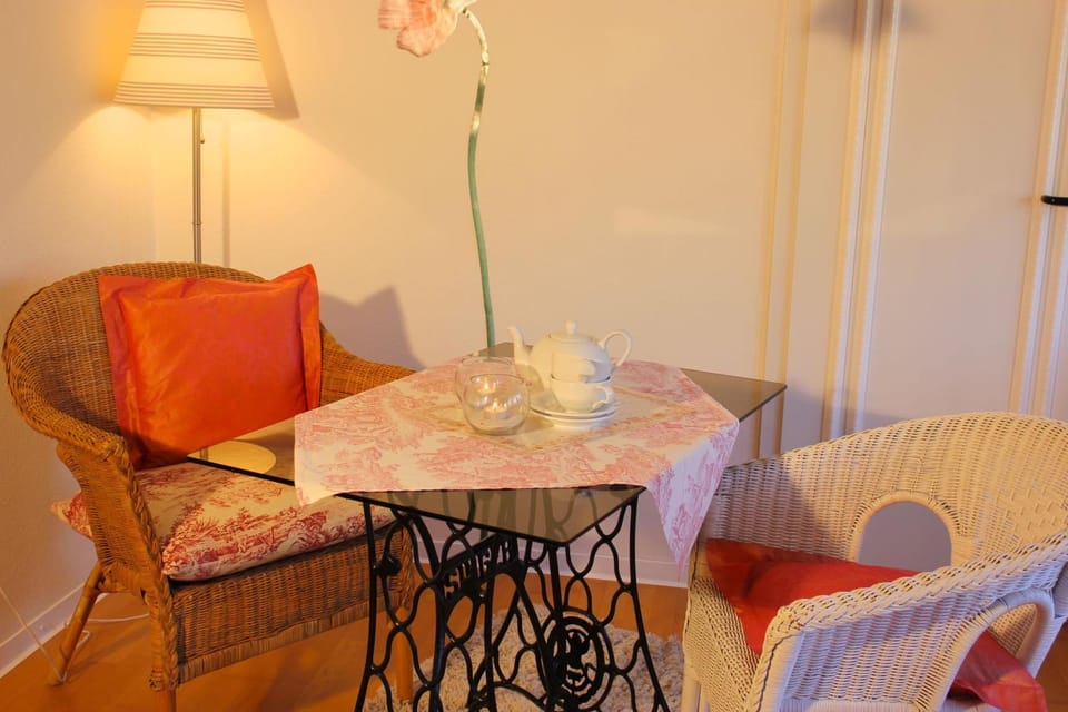 Decorative detail, Seating area, Dining area