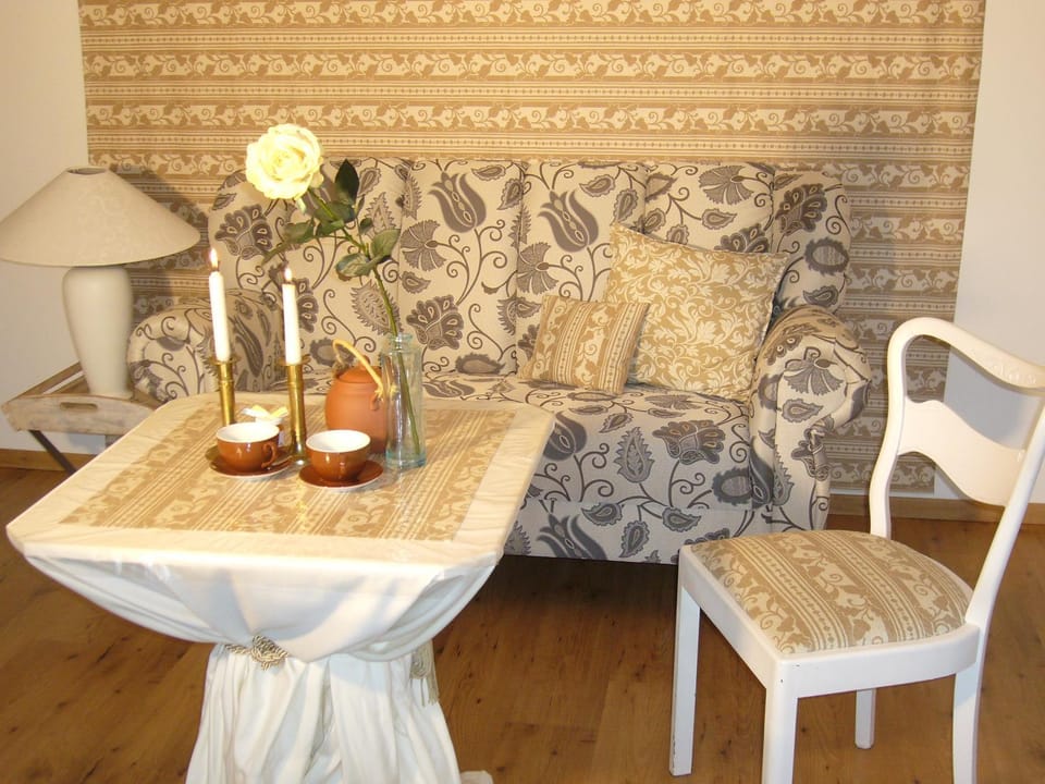 Living room, Decorative detail, Seating area
