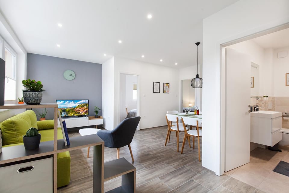Bathroom, Living room, Seating area, Dining area