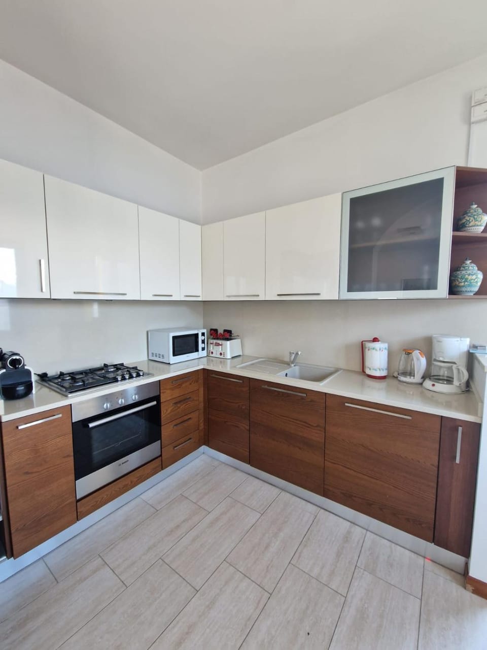 Coffee/tea facilities, dishwasher, microwave, oven, stove, toaster, kitchen
