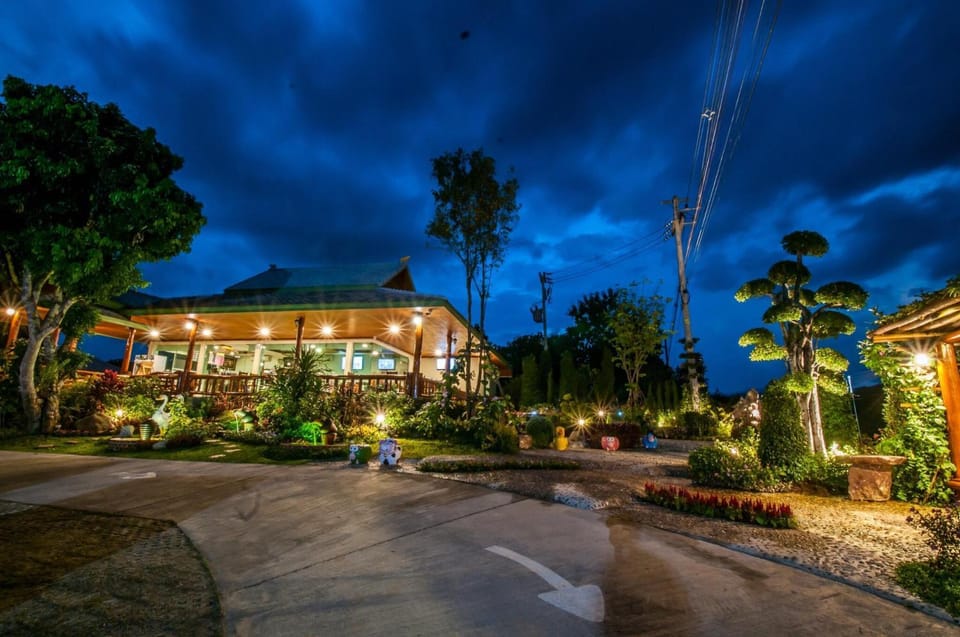 ม่อนชมดอย Resort in Thailand
