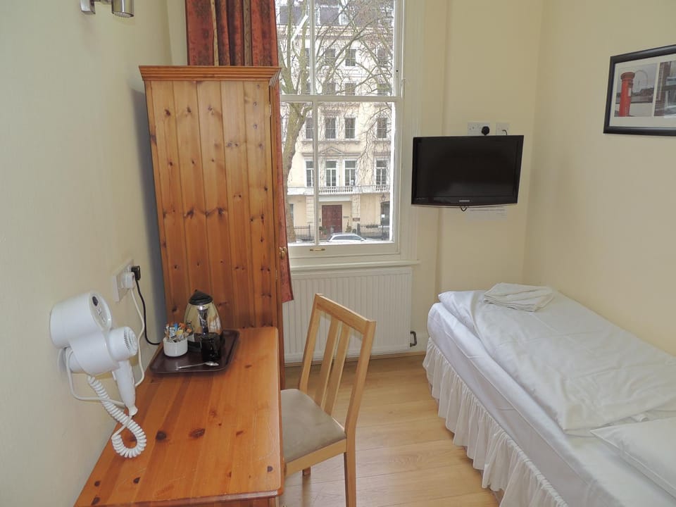 Coffee/tea facilities, Bedroom, Garden view