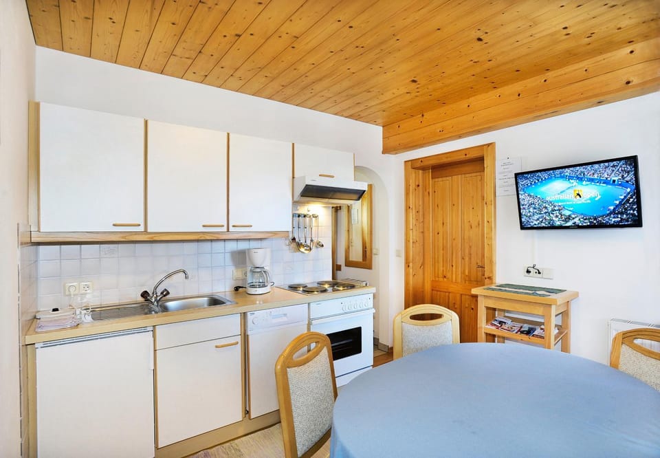 Property building, Kitchen or kitchenette, Dining area, stove
