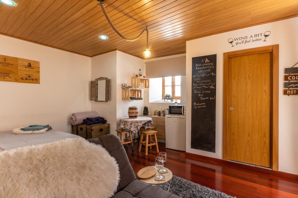 Bathroom, Coffee/tea facilities, Living room, Food and drinks, Photo of the whole room, Decorative detail, Seating area, Bedroom