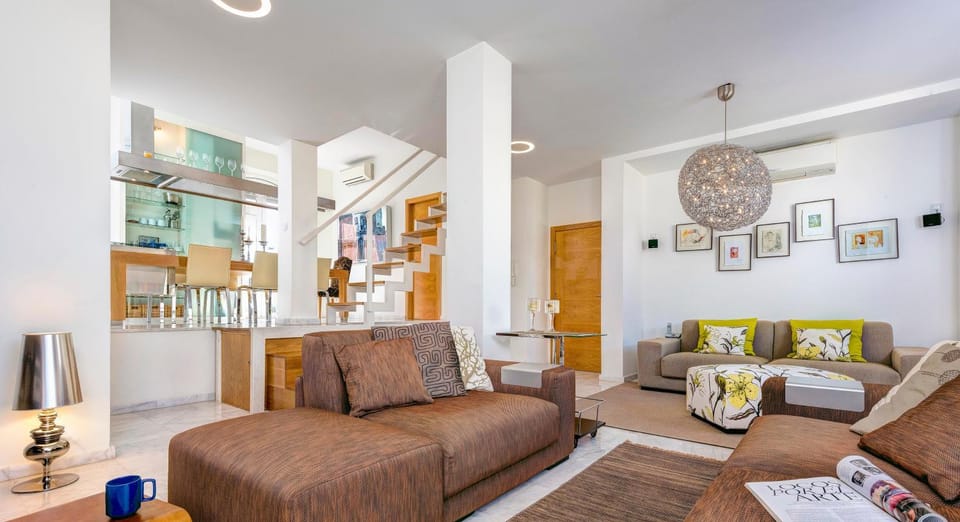 Facade/entrance, TV and multimedia, Living room, Lobby or reception, Seating area, Dining area