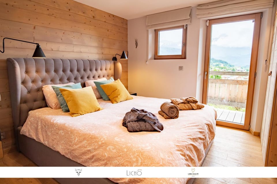 Bed, Bedroom, Mountain view