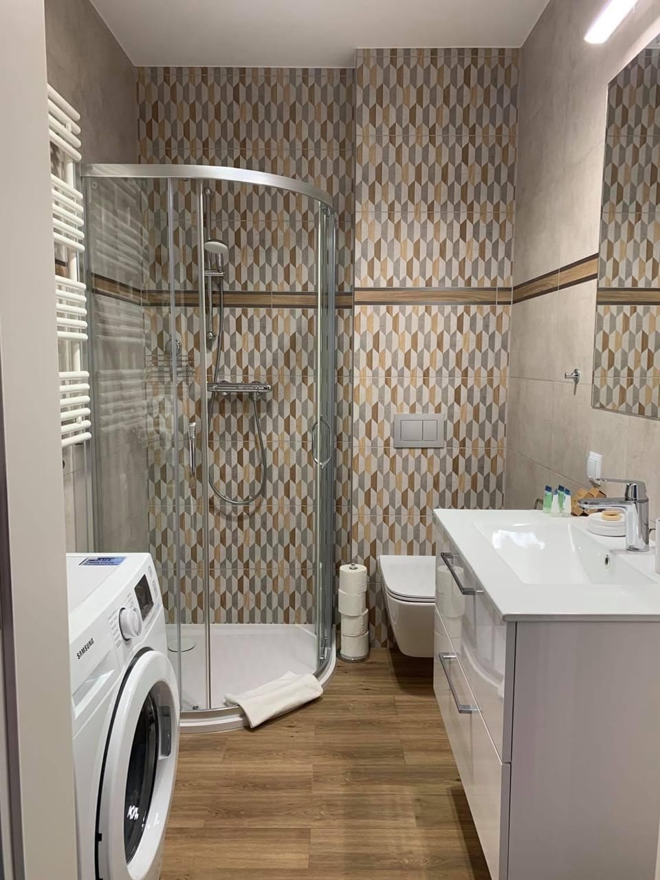 Shower, Toilet, Bathroom, towels, washing machine