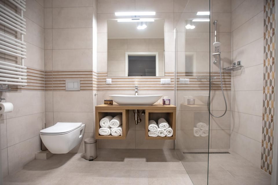 Shower, Toilet, Bathroom, towels