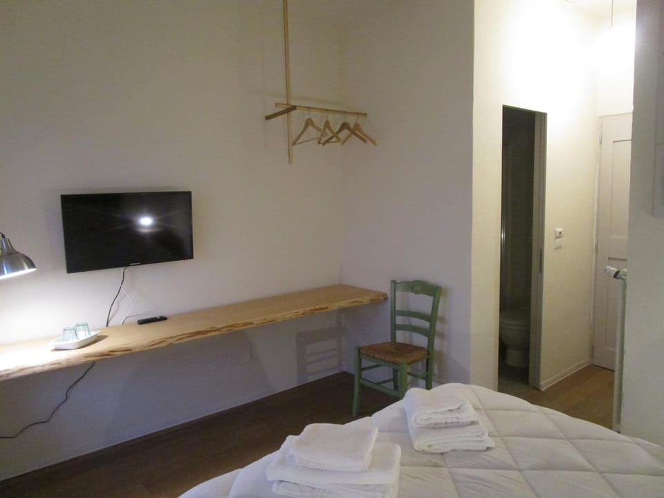 TV and multimedia, Photo of the whole room, Bedroom